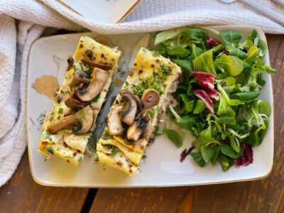 Terină cu ciuperci și clătite sărate cu spanac top view