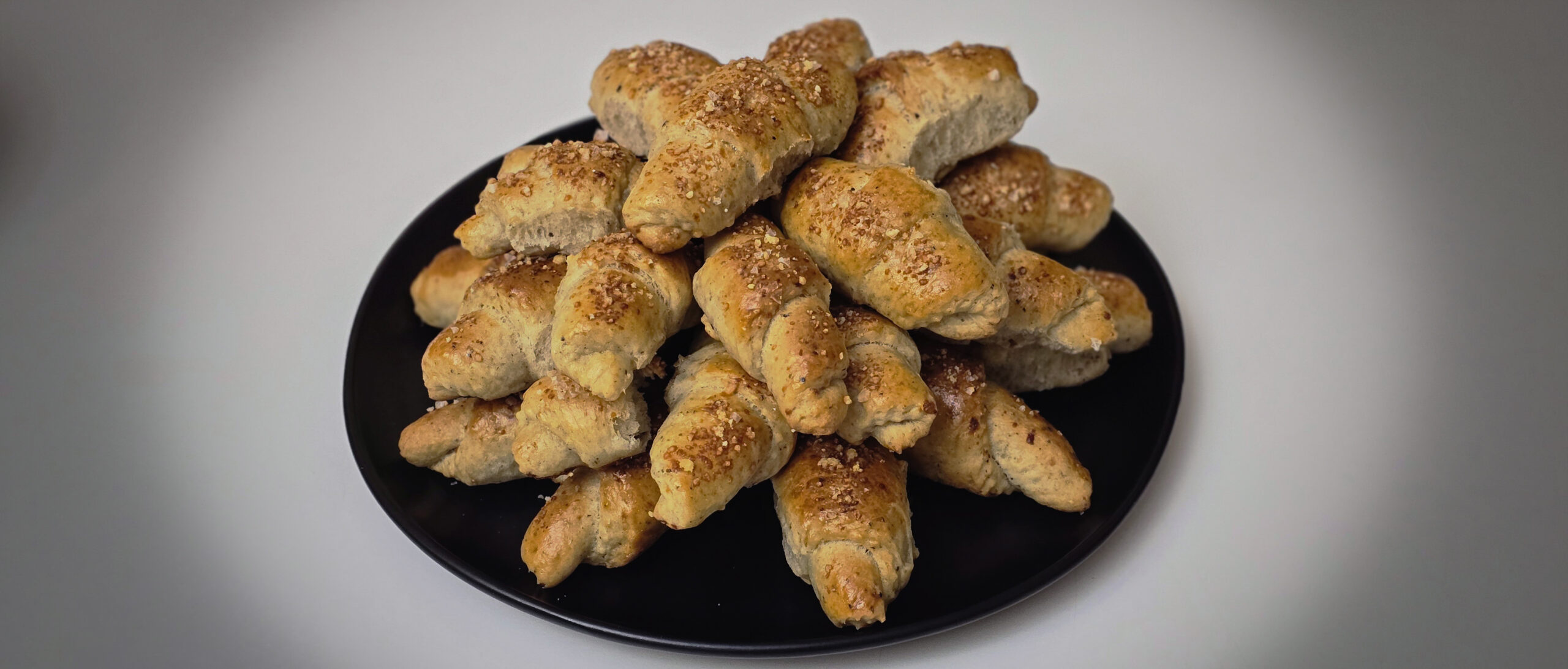 Cornuleţe cu unt, trufe şi parmezan