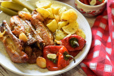 Coaste de porc cu cartofi prăjiți și usturoi confiat final 2