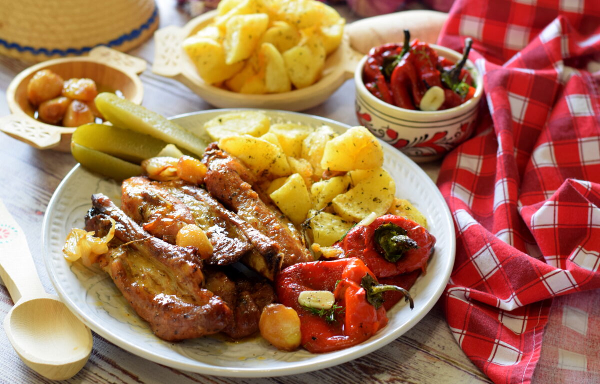 Cover coaste de porc cu cartofi și usturoi confiat