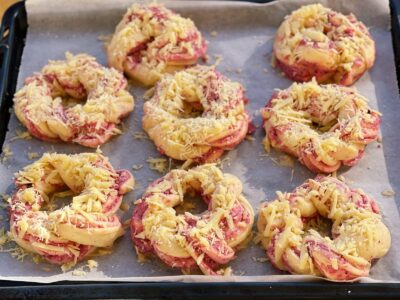 Covrigi cu swirl de sfecla decor