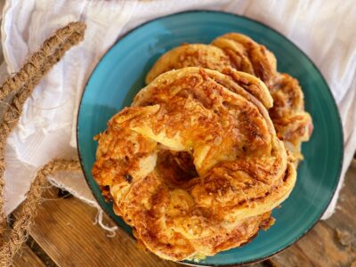 Covrigi cu swirl de sfeclă și cheddar close up