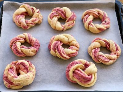 Covrigi cu swirl de sfecla tava