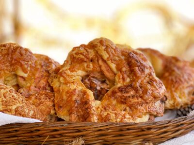 Covrigi pufosi cu swirl de sfeclă și cheddar servire 1