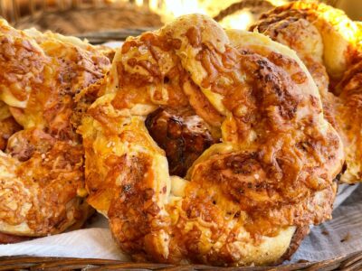 Covrigi pufosi cu swirl de sfeclă și cheddar servire 2