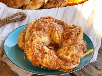 Covrigi pufosi cu swirl de sfeclă și cheddar servire 3