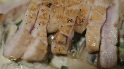 servire secreto iberico în sos de ciuperci