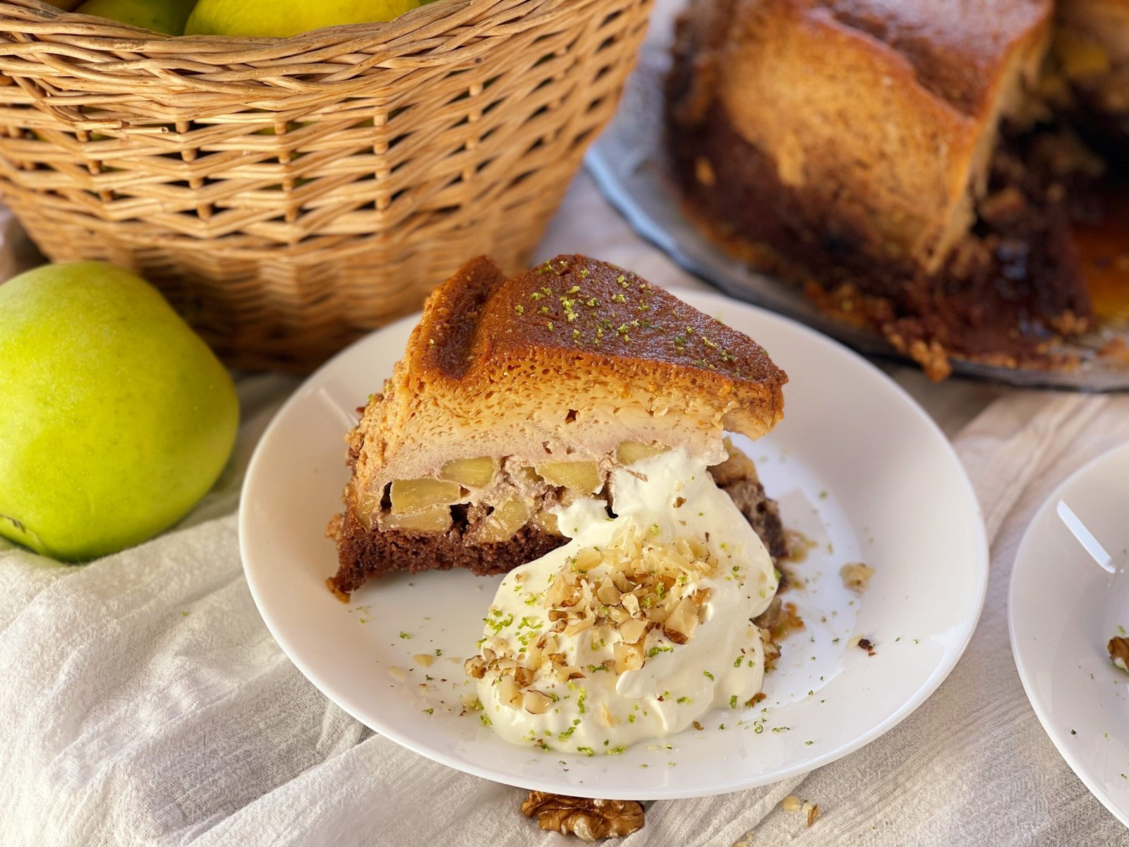 Tort cremă de zahăr ars cu mere și nuci