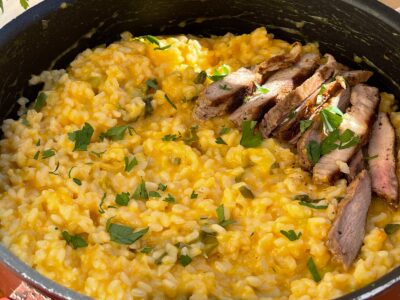 orez cremos cu dovleac și carne de porc close up