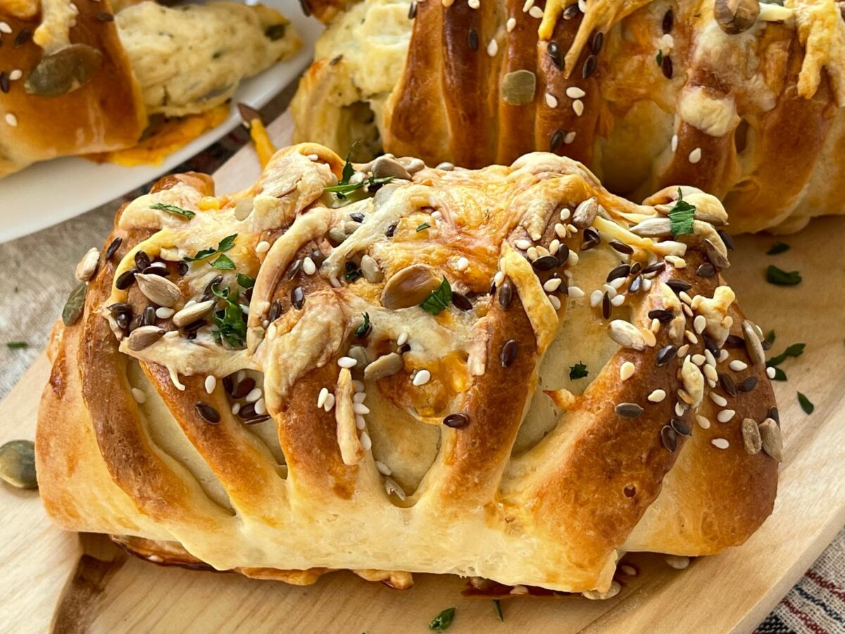 Cornuri pufoase cu pui și brânzeturi cover