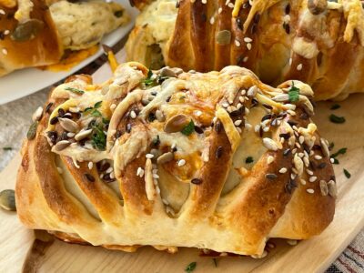 Cornuri pufoase cu pui și brânzeturi cover