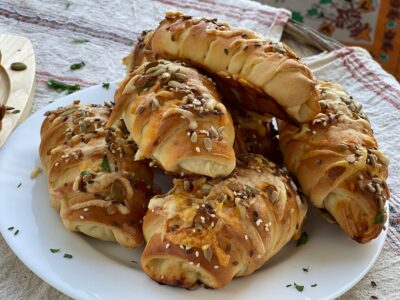 Cornuri pufoase cu pui și brânzeturi farfurie