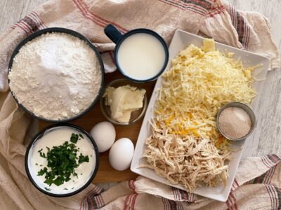 Cornuri pufoase cu pui și brânzeturi ingrediente