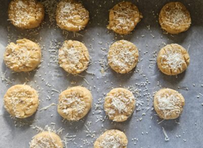 Pogăcele înainte de coacere