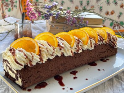 Ruladă cu vin roșu, portocale și cremă fină de brânză Decor