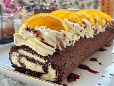 Ruladă cu vin roșu, portocale și cremă fină de brânză close up