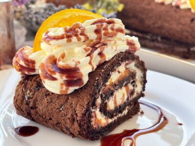 Ruladă cu vin roșu, portocale și cremă fină de brânză servire 1