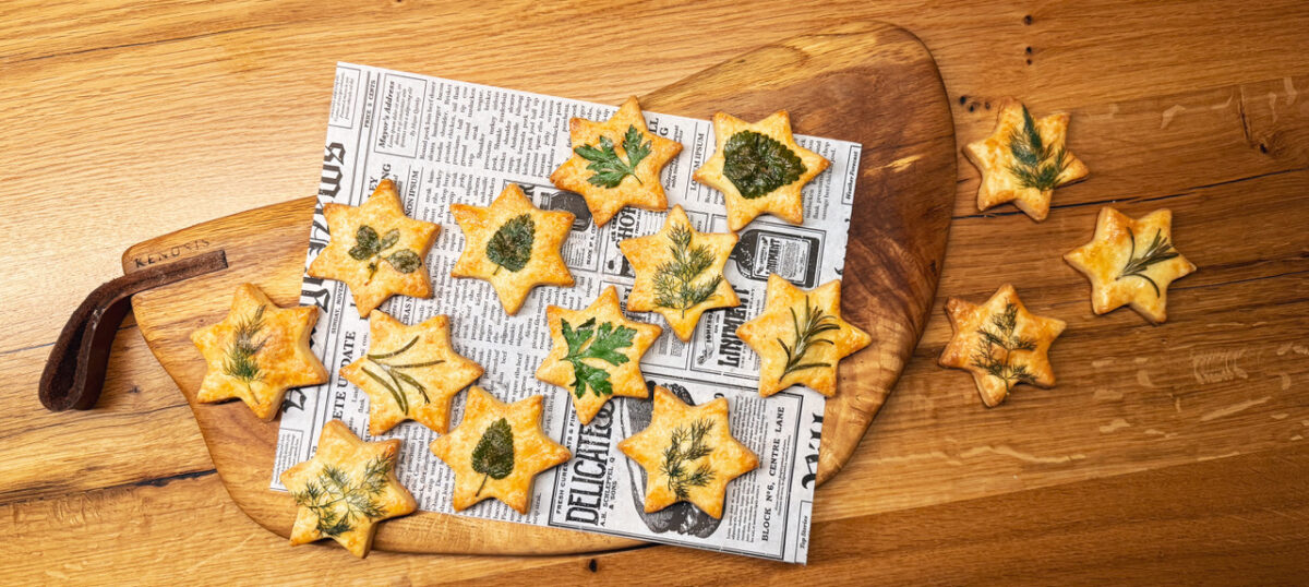 Sablés cu parmezan și ierburi aromatice