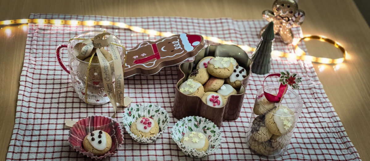 Prăjiturele cu ghimbir, miere și glazură de lămâie