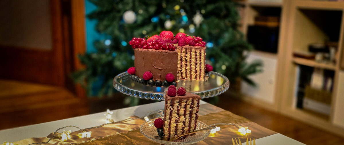 Tort magic cu piure de fructe roşii şi cremă de ciocolată