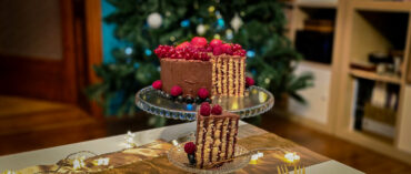 Tort magic cu piure de fructe roşii şi cremă de ciocolată