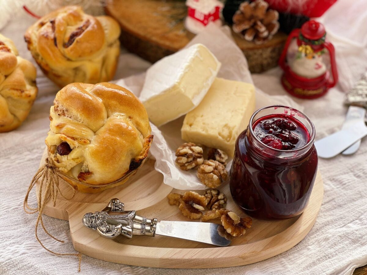 Mini pâinici împletite cu brânză și sos de fructe de pădure cover photo