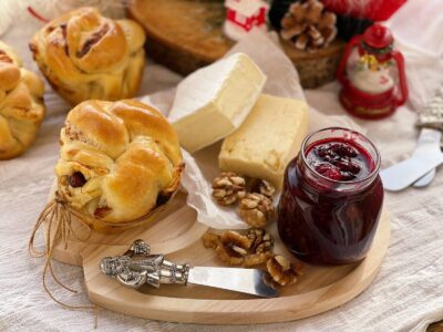 Mini pâinici împletite cu brânză și sos de fructe de pădure cover photo