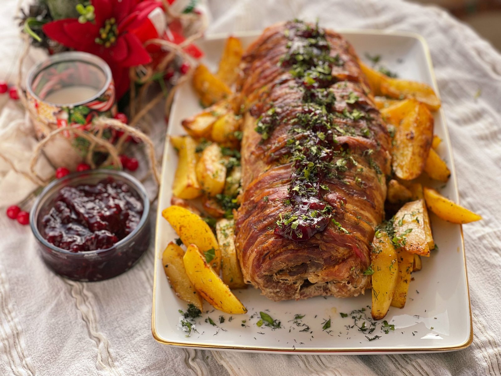Ruladă de porc cu sos de fructe și cartofi copți