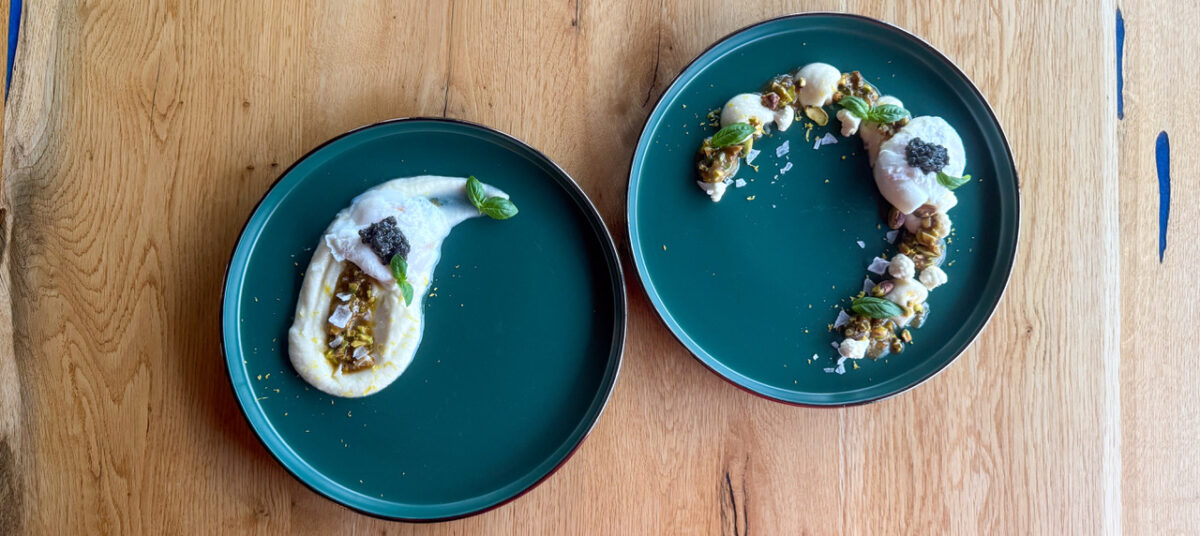 Ou perfect, cremă de conopidă, crumble de fistic și caviar