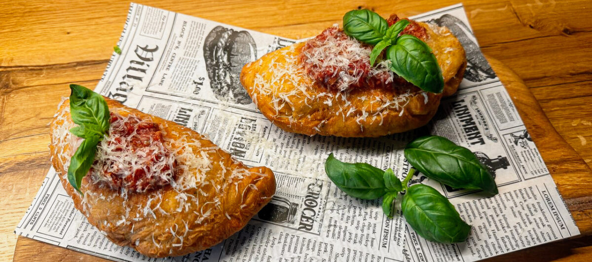 Pizza fritta umplută cu friptură de rață