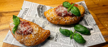 Pizza fritta umplută cu friptură de rață