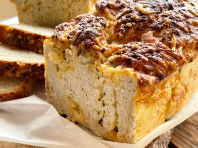 Pâine de lapte cu brânzeturi și ierburi close up