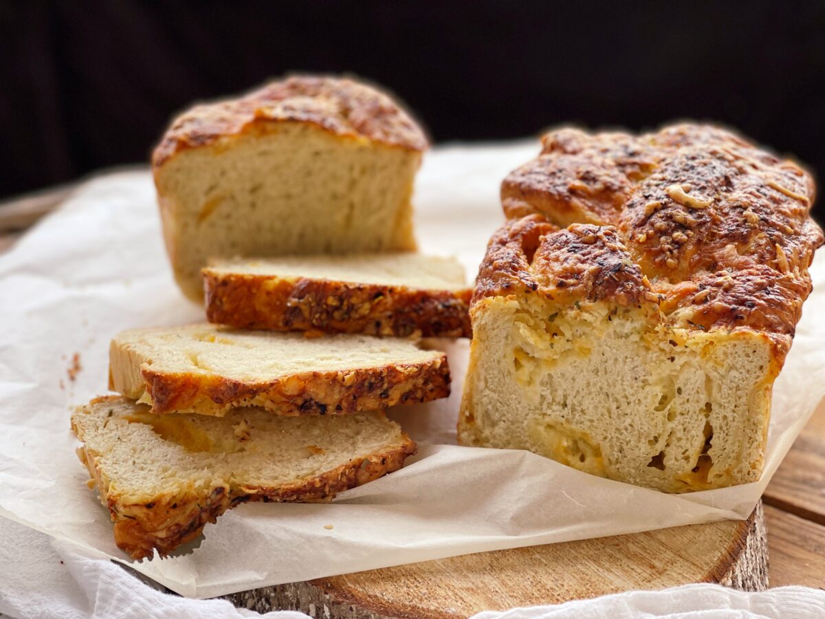 Pâine de lapte cu brânzeturi și ierburi