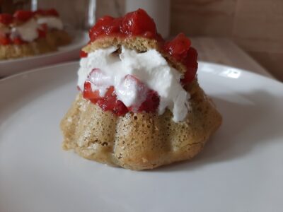 poza cover savarina cu leustean si capsuni