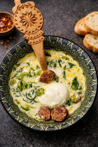 servire supă de salată