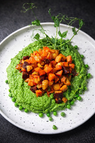 Piure de mazăre cu salată caldă de legume