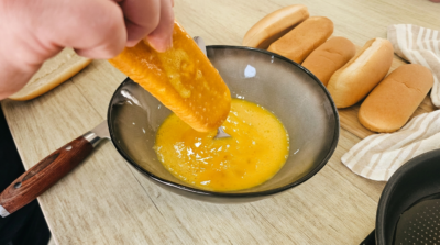 pregătire chifle pt French toast