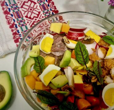 Salată cu crispy, șuncă, avocado, mango și ou