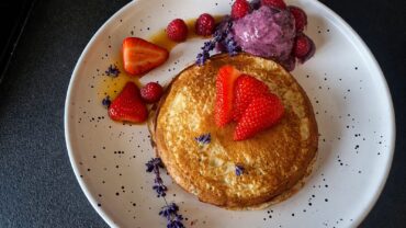 Pancake cu lavandă, salcâm și inghetata de lavandă