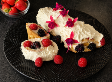 Ruladă cu frișcă, mascarpone și fructe de pădure