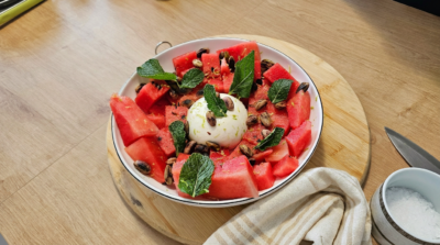 Salată de Pepene Roșu cu Burrata, Fistic, Lime și Mentă