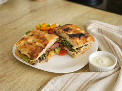 servire Focaccia Cheese Steak