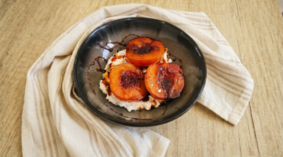 servire Piersici Caramelizate cu Ricotta