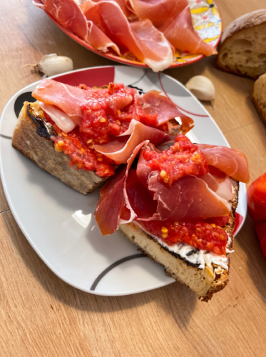 servire pan con tomate